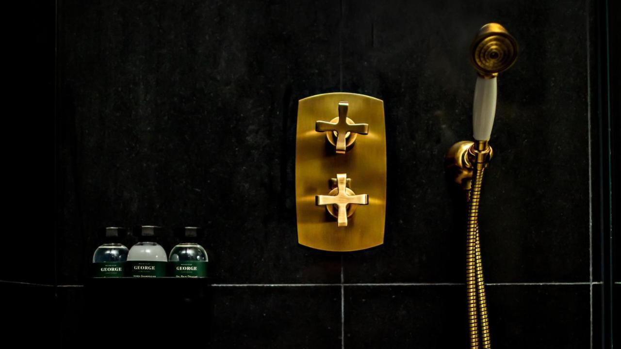 เมอซิเยอ ฌอร์จ โฮเทล แอนด์ สปา - ช็องเซลิเซ่ Hotel ปารีส ภายนอก รูปภาพ A shower