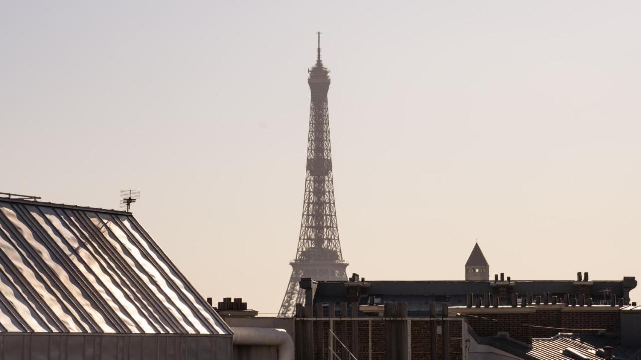 เมอซิเยอ ฌอร์จ โฮเทล แอนด์ สปา - ช็องเซลิเซ่ Hotel ปารีส ภายนอก รูปภาพ The tower in 2006