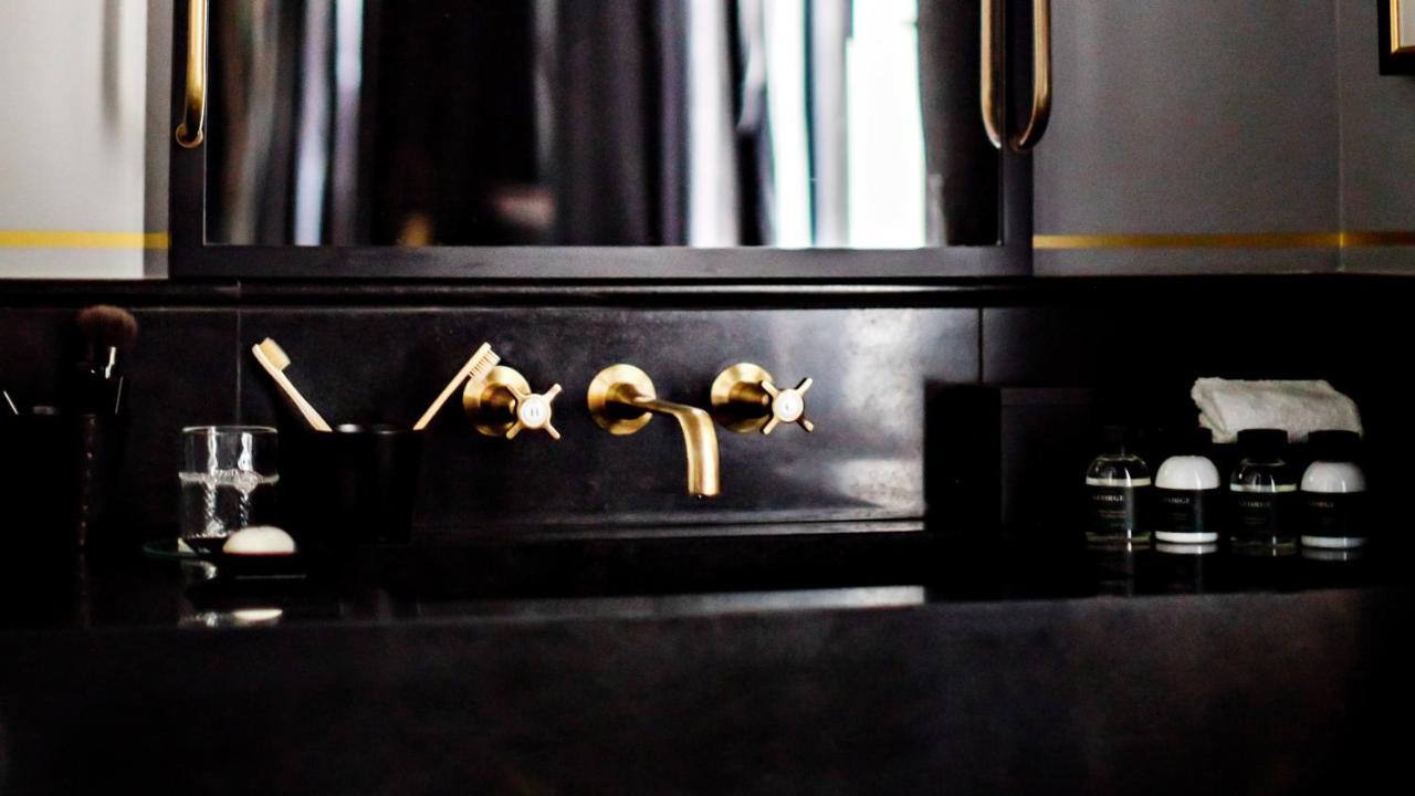เมอซิเยอ ฌอร์จ โฮเทล แอนด์ สปา - ช็องเซลิเซ่ Hotel ปารีส ภายนอก รูปภาพ A wall mounted tap
