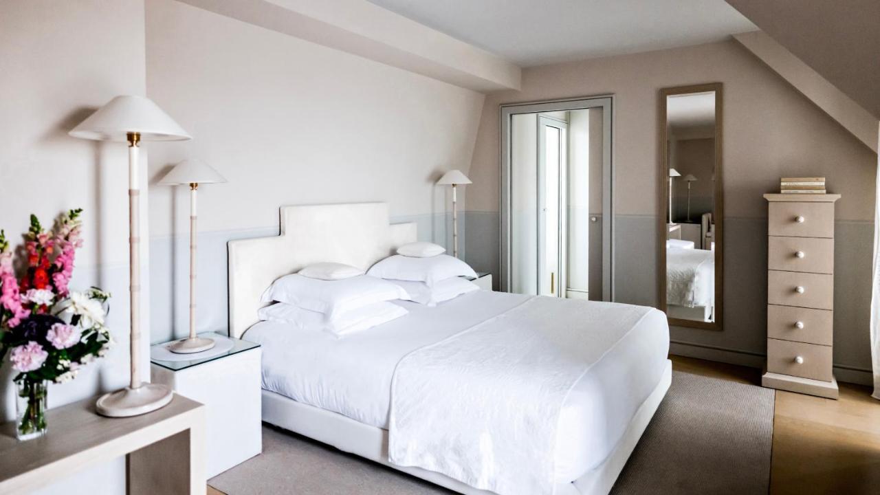 เมอซิเยอ ฌอร์จ โฮเทล แอนด์ สปา - ช็องเซลิเซ่ Hotel ปารีส ภายนอก รูปภาพ A bedroom at the hotel