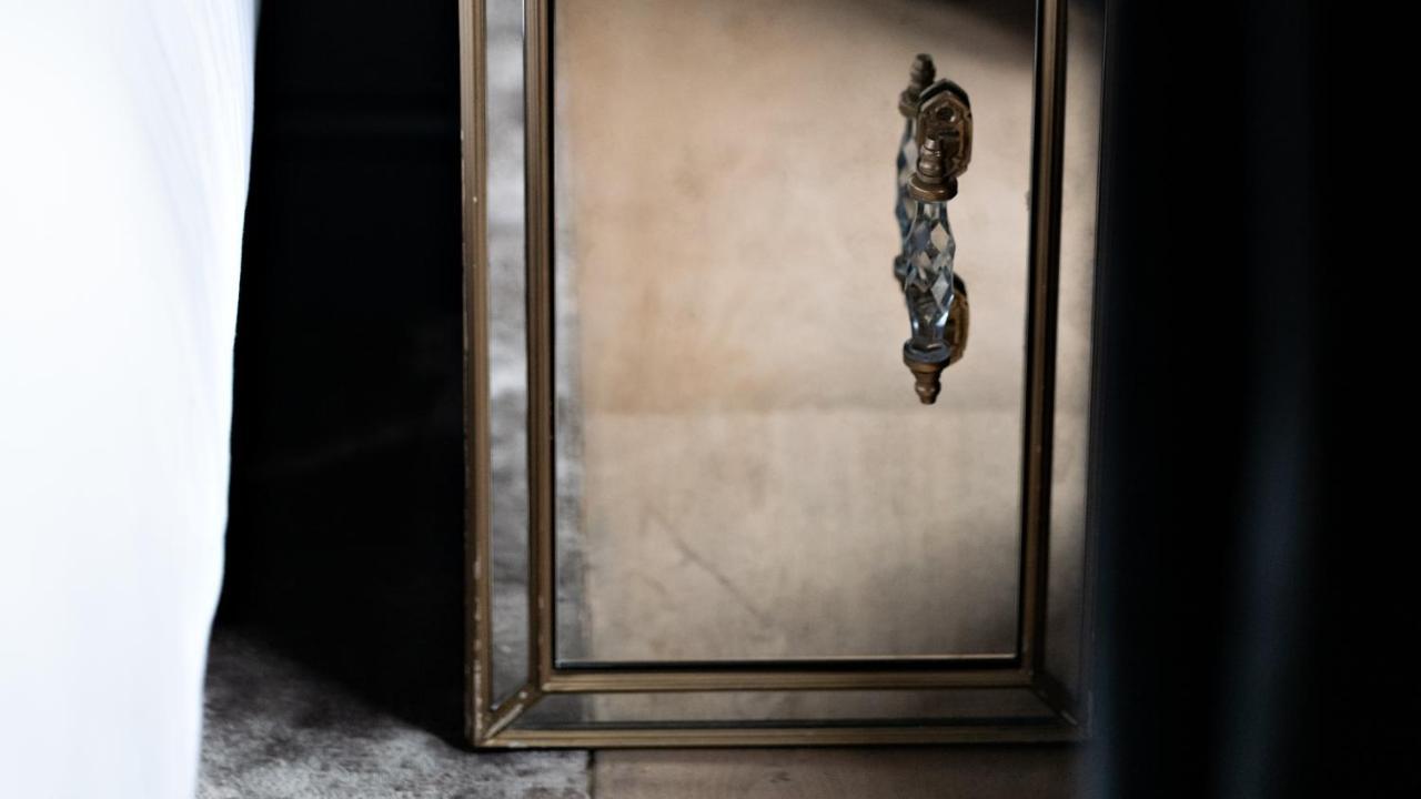 เมอซิเยอ ฌอร์จ โฮเทล แอนด์ สปา - ช็องเซลิเซ่ Hotel ปารีส ภายนอก รูปภาพ A door knocker