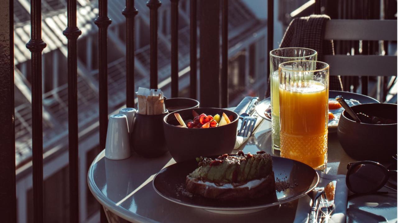 เมอซิเยอ ฌอร์จ โฮเทล แอนด์ สปา - ช็องเซลิเซ่ Hotel ปารีส ภายนอก รูปภาพ A glass of orange juice