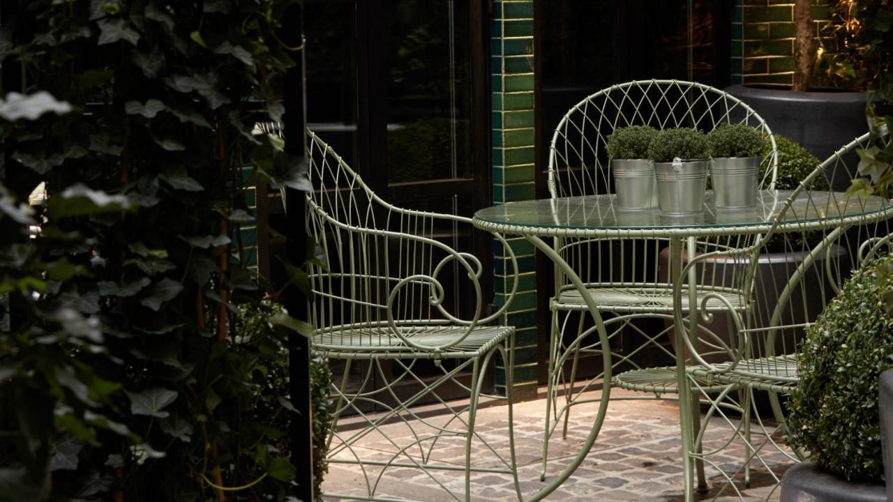 เมอซิเยอ ฌอร์จ โฮเทล แอนด์ สปา - ช็องเซลิเซ่ Hotel ปารีส ภายนอก รูปภาพ A patio in Madrid