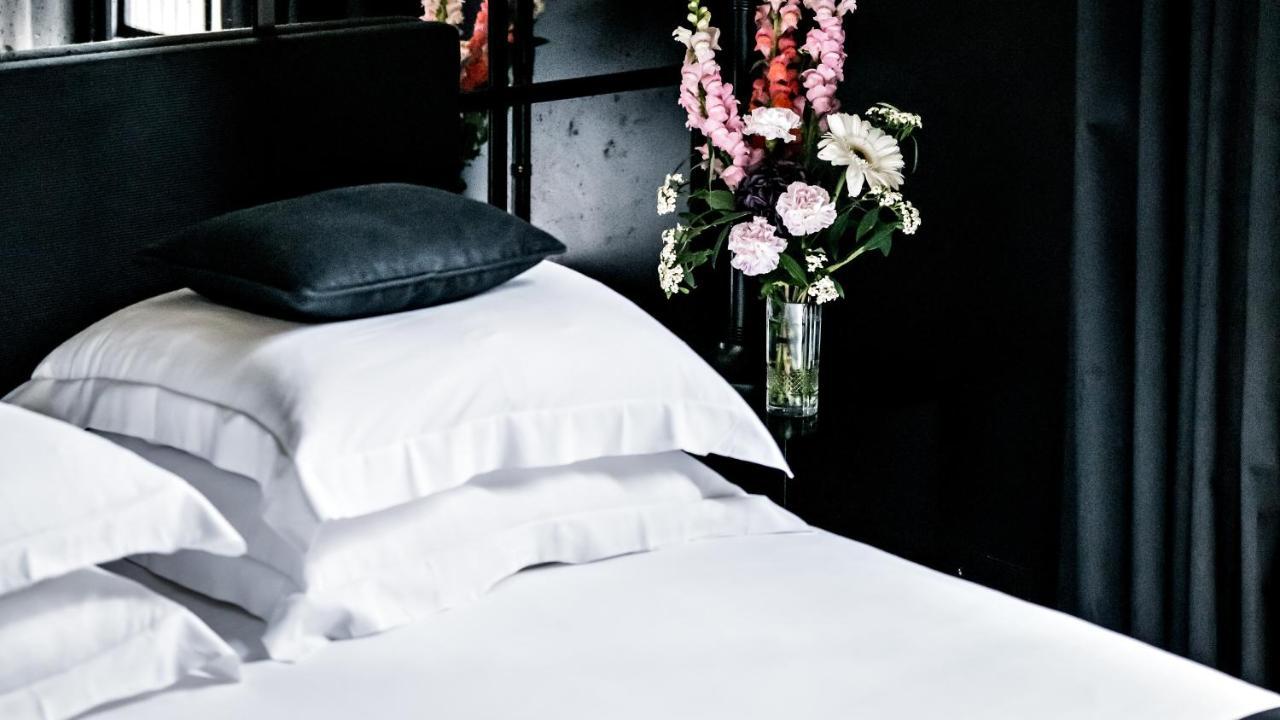 เมอซิเยอ ฌอร์จ โฮเทล แอนด์ สปา - ช็องเซลิเซ่ Hotel ปารีส ภายนอก รูปภาพ A bed with white sheets