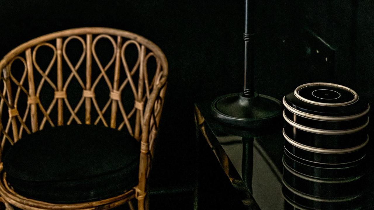 เมอซิเยอ ฌอร์จ โฮเทล แอนด์ สปา - ช็องเซลิเซ่ Hotel ปารีส ภายนอก รูปภาพ A rattan chair