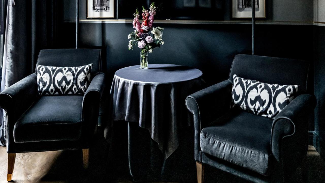 เมอซิเยอ ฌอร์จ โฮเทล แอนด์ สปา - ช็องเซลิเซ่ Hotel ปารีส ภายนอก รูปภาพ The interior of the lounge