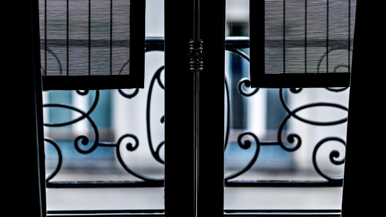 เมอซิเยอ ฌอร์จ โฮเทล แอนด์ สปา - ช็องเซลิเซ่ Hotel ปารีส ภายนอก รูปภาพ Detail of the gate