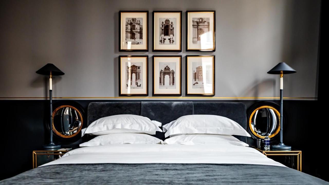 เมอซิเยอ ฌอร์จ โฮเทล แอนด์ สปา - ช็องเซลิเซ่ Hotel ปารีส ภายนอก รูปภาพ A bedroom at the Hotel de Crillon