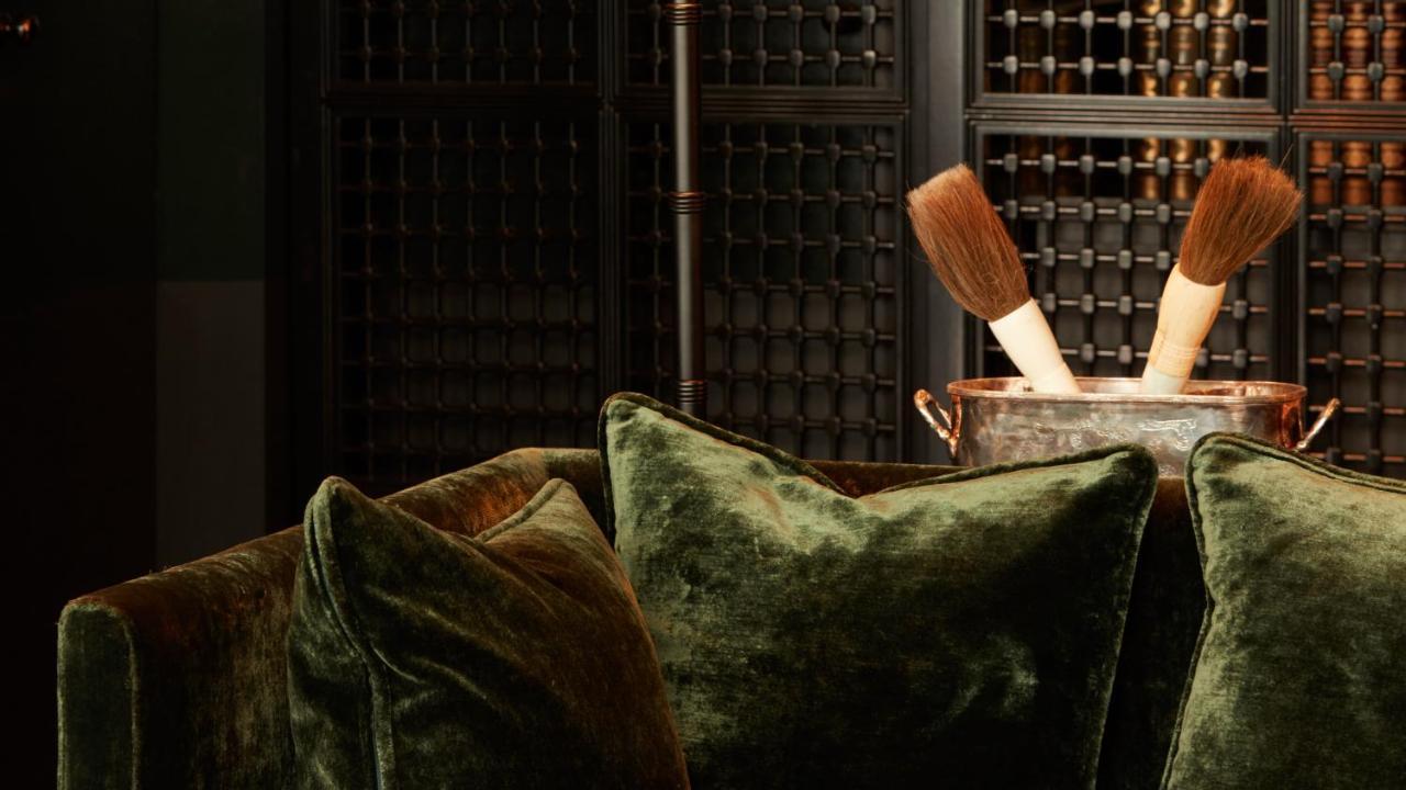 เมอซิเยอ ฌอร์จ โฮเทล แอนด์ สปา - ช็องเซลิเซ่ Hotel ปารีส ภายนอก รูปภาพ A wine cellar