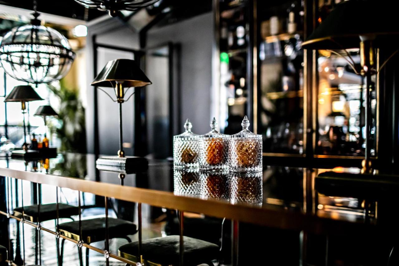 เมอซิเยอ ฌอร์จ โฮเทล แอนด์ สปา - ช็องเซลิเซ่ Hotel ปารีส ภายนอก รูปภาพ The bar at the 1900