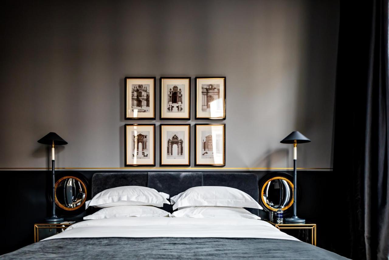 เมอซิเยอ ฌอร์จ โฮเทล แอนด์ สปา - ช็องเซลิเซ่ Hotel ปารีส ภายนอก รูปภาพ A bedroom at the Hotel de Matignon