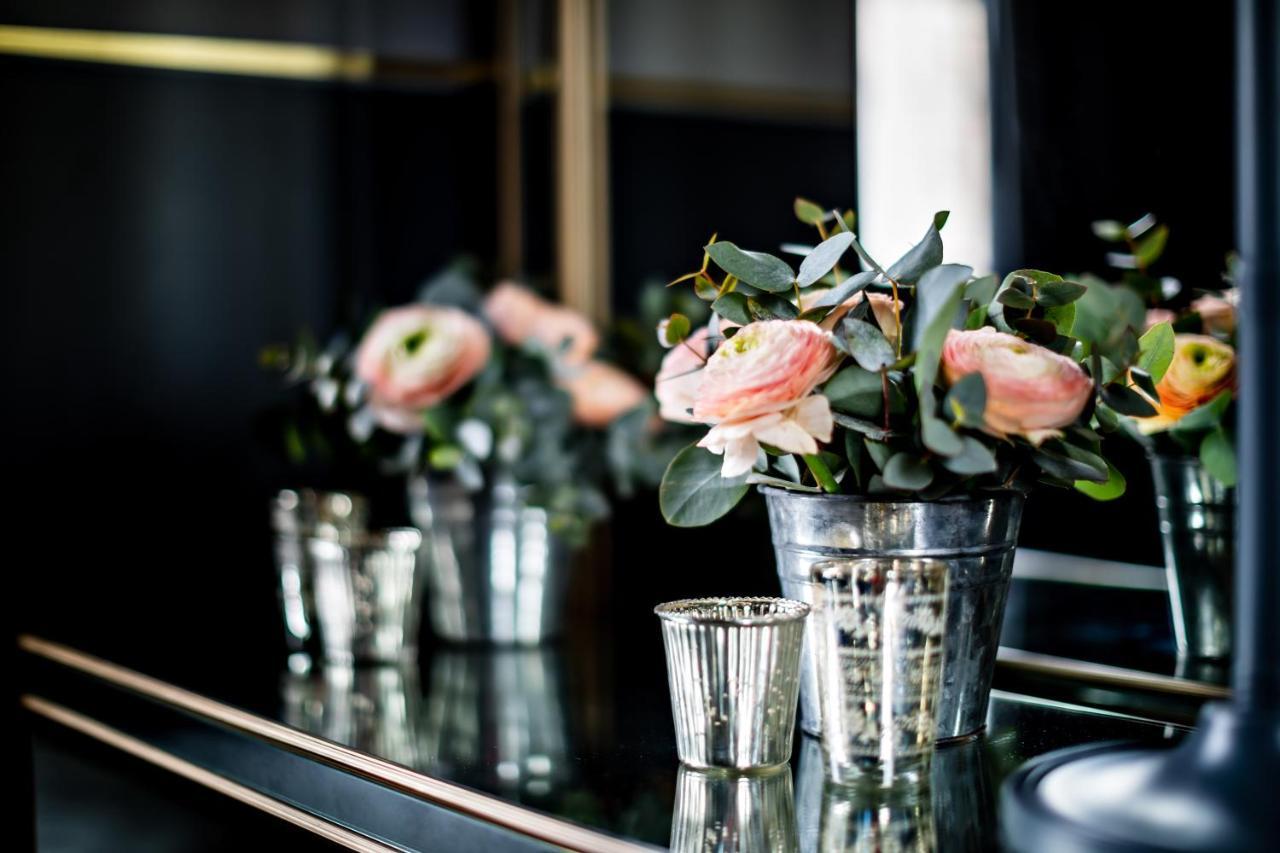 เมอซิเยอ ฌอร์จ โฮเทล แอนด์ สปา - ช็องเซลิเซ่ Hotel ปารีส ภายนอก รูปภาพ Flowers at the 2018 Nobel Prize press conference